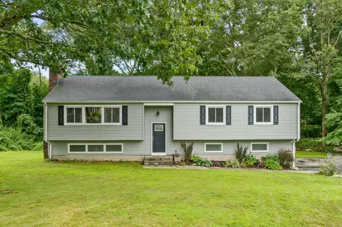 7 Foot Ct, Waterford, CT 06385