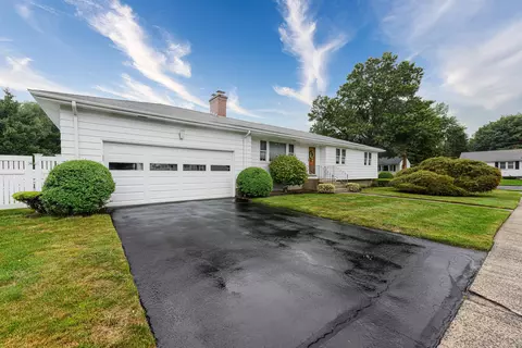 32 Fieldcrest Ln, Hamden, CT 06514