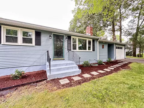 135 Cambridge Dr, Glastonbury, CT 06033
