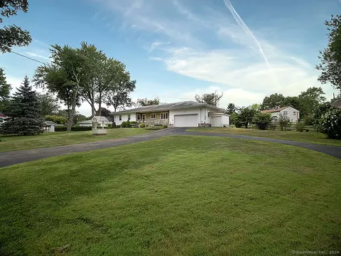 152 Ranchwood Dr, West Haven, CT 06516