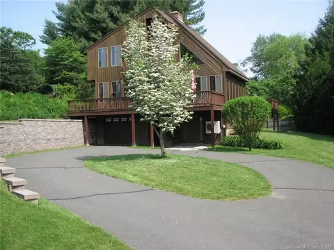 5 Metacomet Dr, East Granby, CT 06026