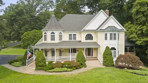 10 Alexander Dr, East Lyme, CT 06333