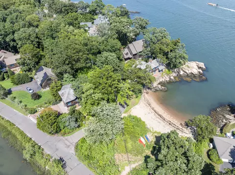72 Johnsons Point Rd, Branford, CT 06405