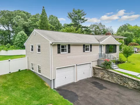 300 Fox Hill Rd, Stratford, CT 06614