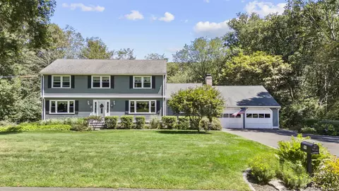 11 Lynnbrook Rd, Trumbull, CT 06611