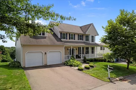 8 Morningview Ct, Hamden, CT 06518