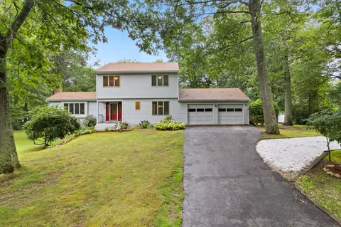 10 Beacon Hill Dr, Waterford, CT 06385