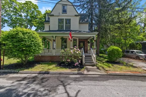 4 Washington Pl, Norwich, CT 06360