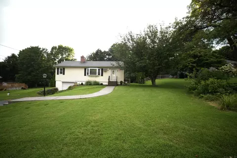 9 Wildwood Cir, Middlefield, CT 06481