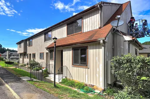 93 Dorchester Ct #93, Beacon Falls, CT 06403