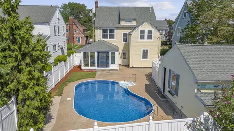 615 W Taft Ave, Bridgeport, CT 06604