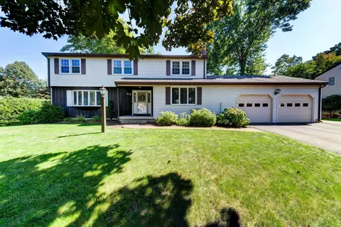 40 Ledgecrest Ter, Manchester, CT 06040