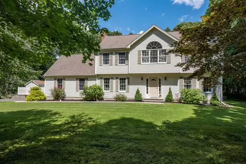 19 Vienna Ln, Clinton, CT 06413