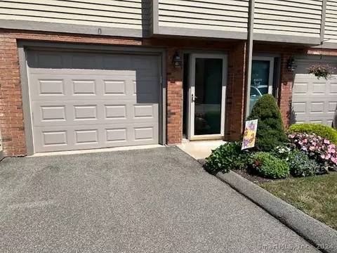 205 Metacomet Dr #205, Meriden, CT 06450