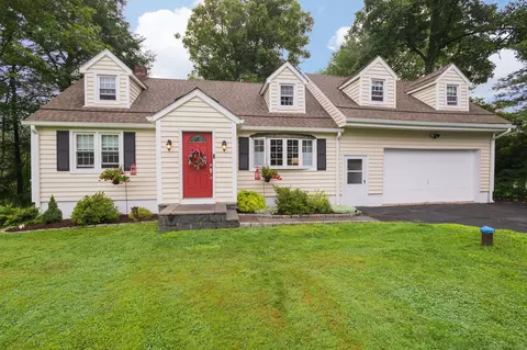 8 Donnelly Dr, New Fairfield, CT 06812