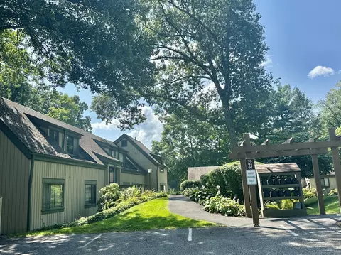 93 Heritage Vlg #C, Southbury, CT 06488