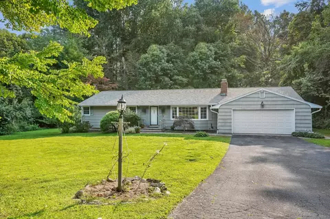 33 Golden Hill St, Trumbull, CT 06611