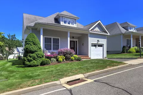 120 Jasmine Cir #120, Milford, CT 06461