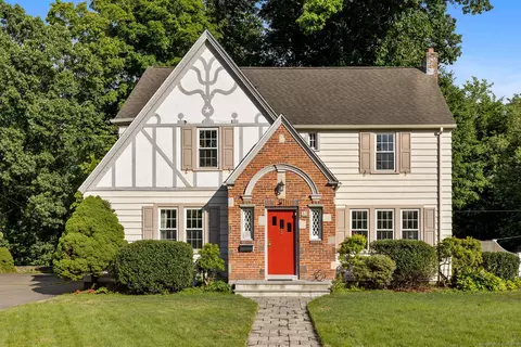 30 Ridgebrook Dr, West Hartford, CT 06107