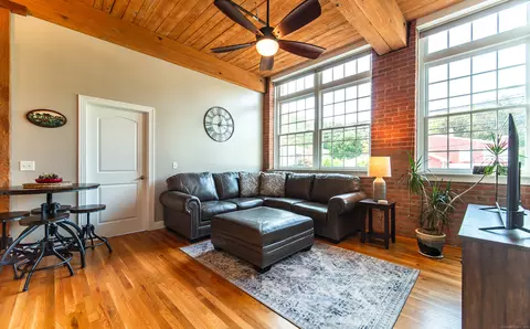 10 Main St #202, Berlin, CT 06037