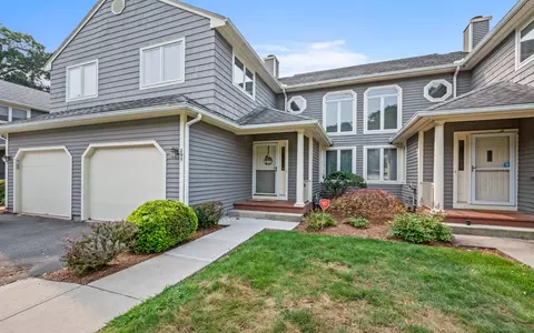 295 Castlewood Dr #295, Bloomfield, CT 06002