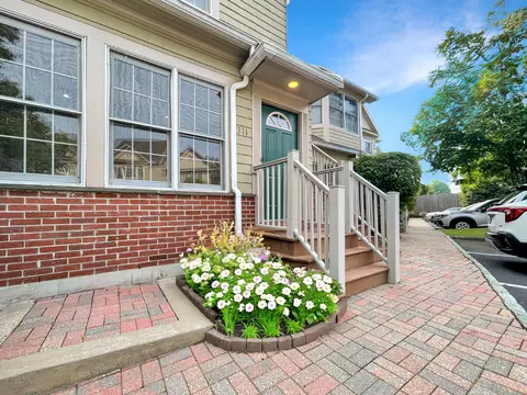 81 Locust Ave #311, New Canaan, CT 06840
