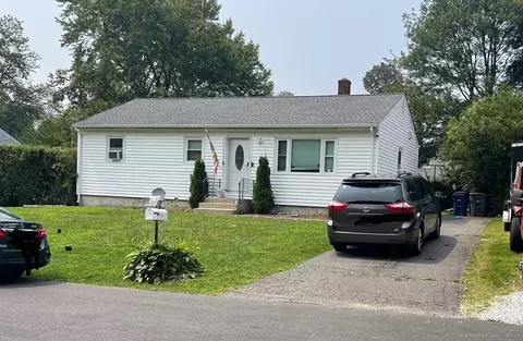 135 Macon Dr, Bridgeport, CT 06606
