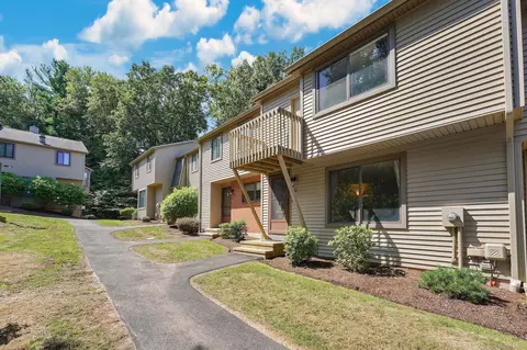 32 Hitching Post Ln #32, Glastonbury, CT 06033