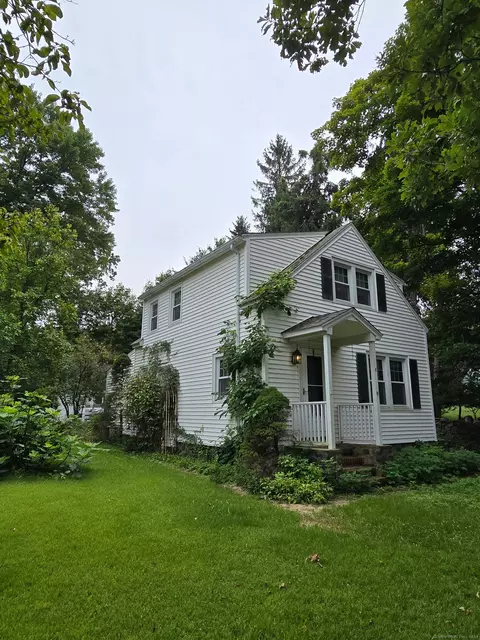 8 Gregory St, Danbury, CT 06811