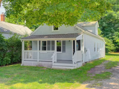 72 School St, Plainfield, CT 06374