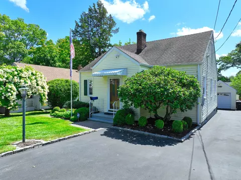 26 Knollwood Ave, Stamford, CT 06905