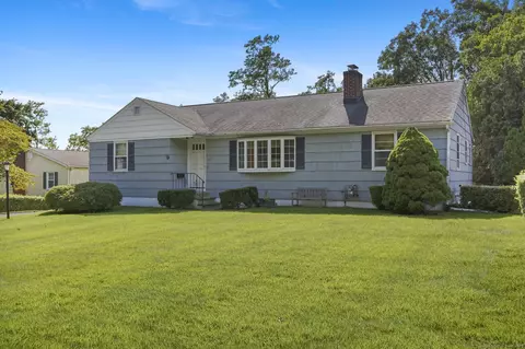 137 Brook Run Ln, Stamford, CT 06905