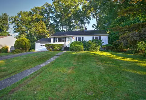 27 Centerbrook Pl, Fairfield, CT 06824