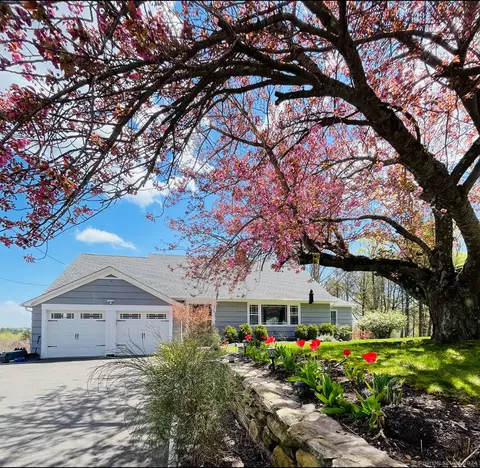 640 Shelton Rd, Trumbull, CT 06611