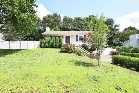 268 Crestwood Dr, Naugatuck, CT 06770