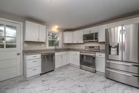 102 Summerset Dr, East Hartford, CT 06118