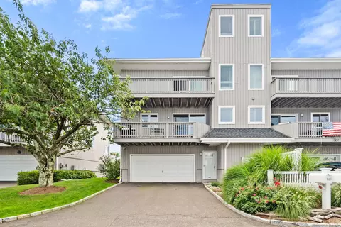 123 College Pl #123, Fairfield, CT 06824