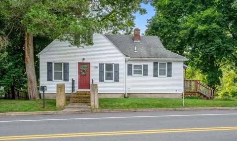 286 Niantic River Rd, Waterford, CT 06385