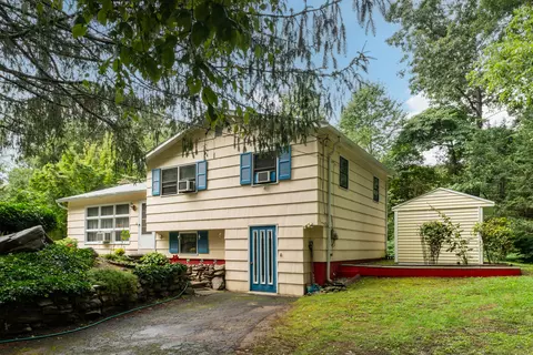 19 Wildwood Park Rd, Clinton, CT 06413