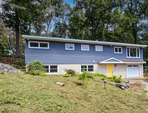 15 Wakerobin Rd, Norwalk, CT 06851