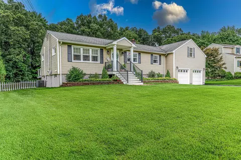 86 Hawthorne Dr, Cheshire, CT 06410