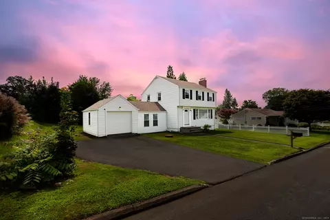 25 5th Ave, Waterford, CT 06385