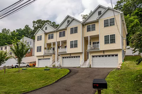 82 Columbus Pl #3, Stamford, CT 06907