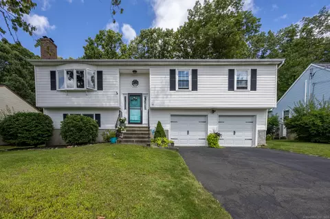 40 Hidden Pond Dr, Waterbury, CT 06704