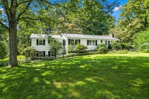 38 Obtuse Rd S, Brookfield, CT 06804