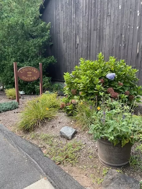 14 Country Squire Dr # F, Cromwell, CT 06416