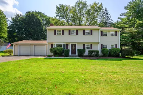 2 Elm Dr, Newtown, CT 06470
