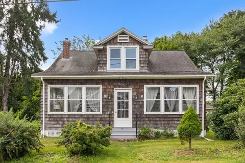 17 Uncas Ave, Quaker Hill, CT 06375