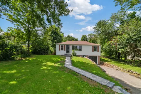 68 Queen St, Newtown, CT 06470
