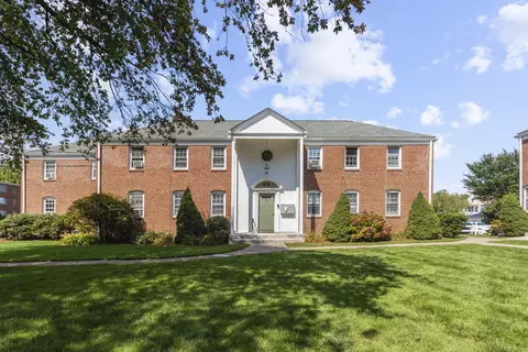 60 Robin Rd #A2, West Hartford, CT 06119